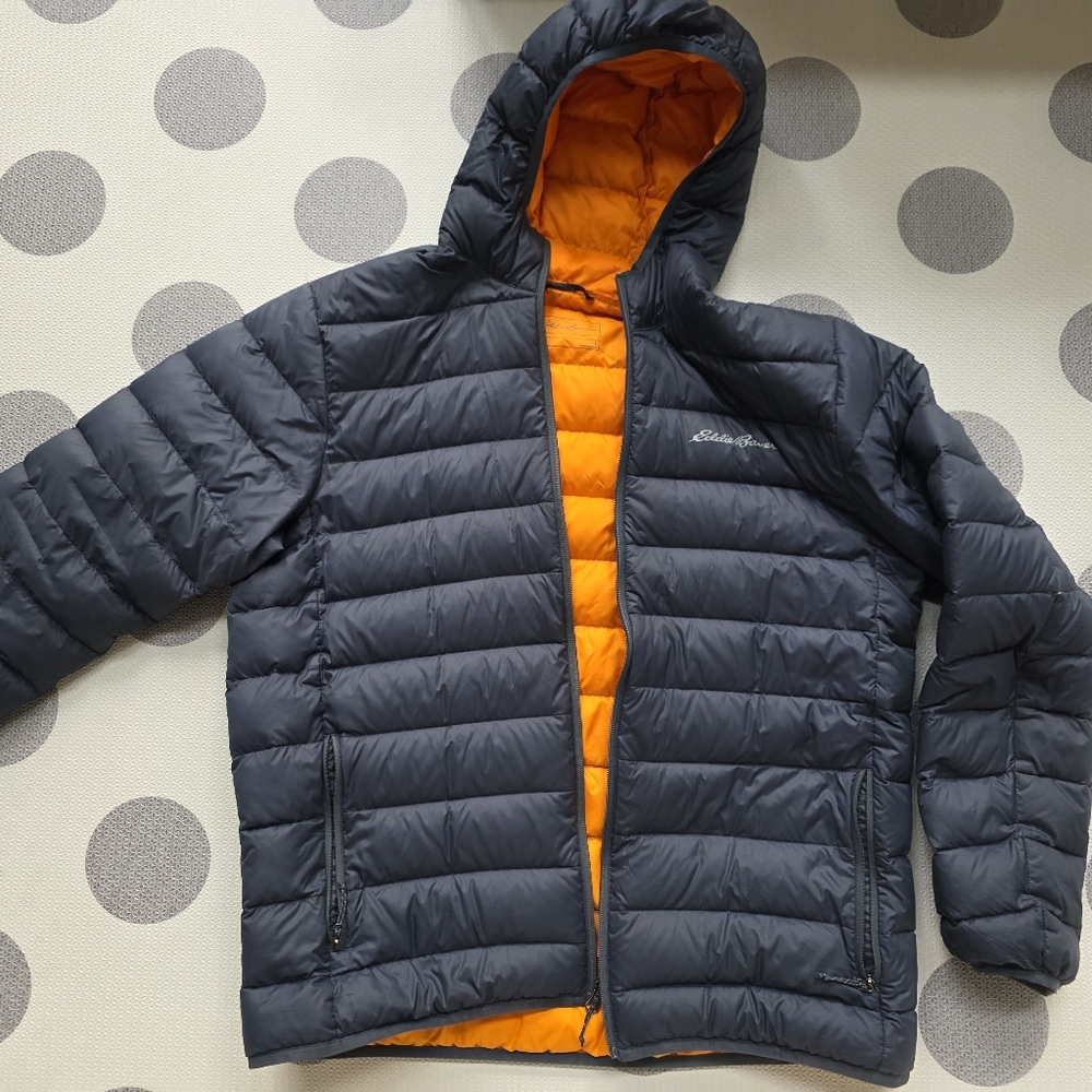 Men’s Eddie Bauer Cirruslite down hooded jacket
Navy Puffer Jacket with Hood